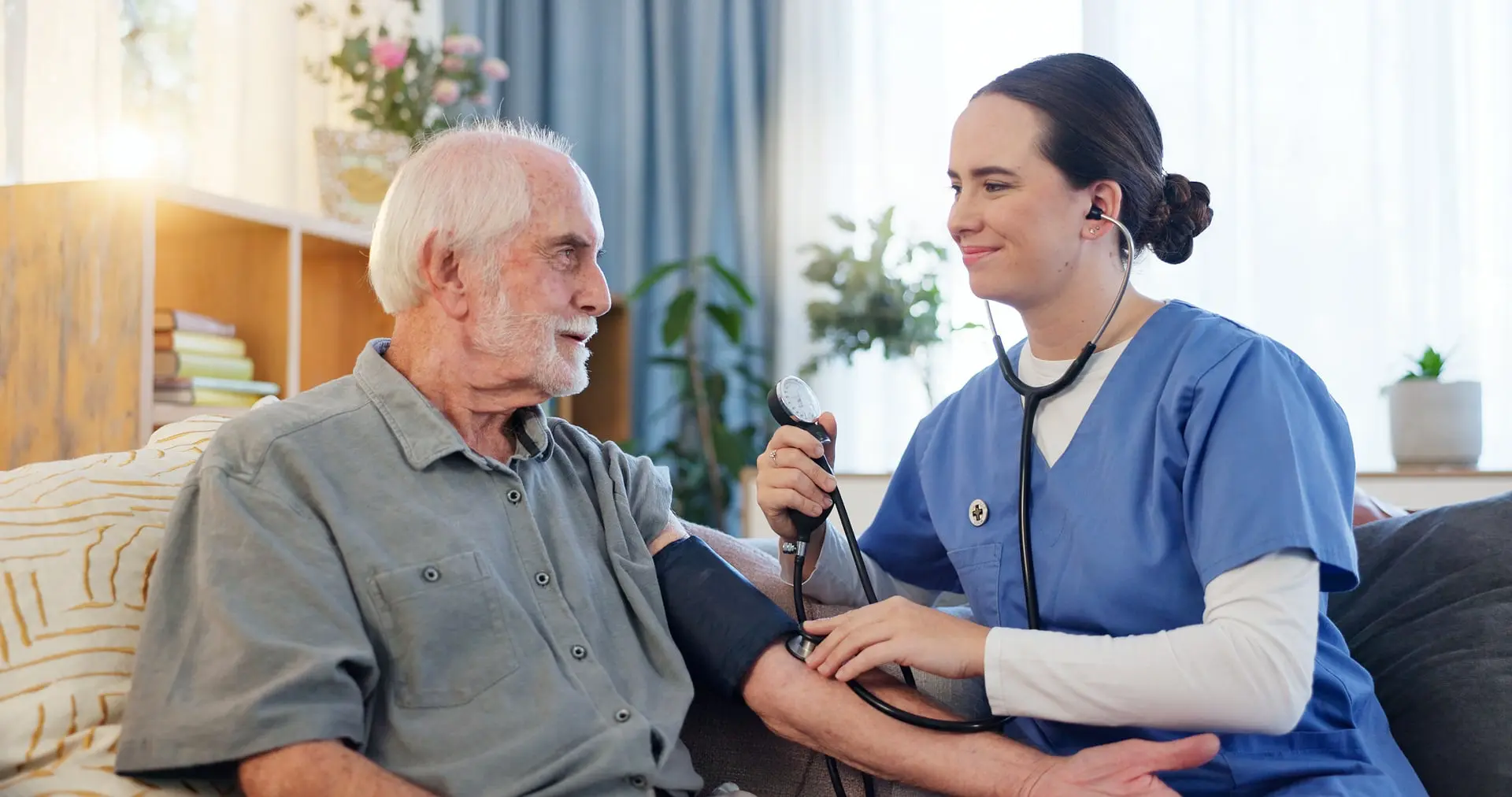 pflegedienst-medizinische-hilfe-behandlungspflege-eE-YuriArcursPeopleimages